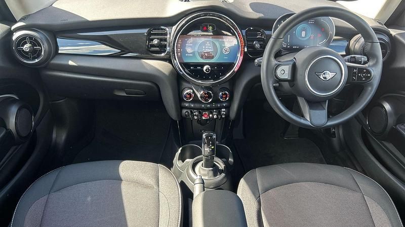 Usado Mini Cooper Classic 134 CV (98 kW) 2024 Verde Utilitario