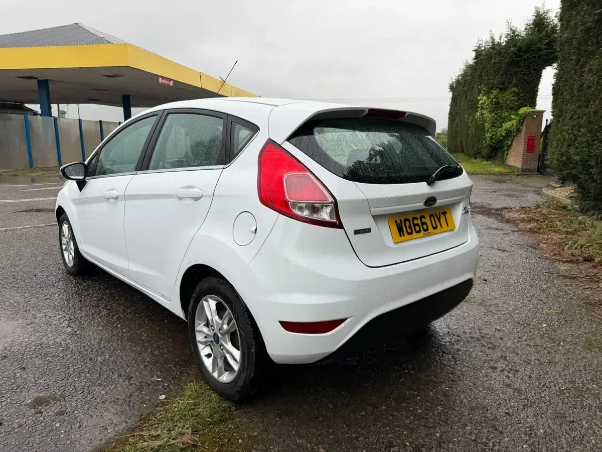 Used Ford Fiesta Zetec 2017 White Hatchback