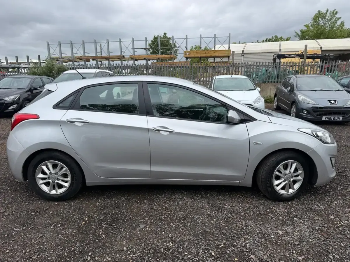 Second-hand Hyundai i30 Active 100 CP (73 kW) 2015 Argintiu Hatchback