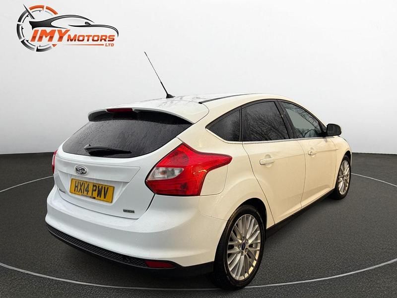 Used Ford Focus Zetec 125 HP (91 kW) 2014 White Hatchback