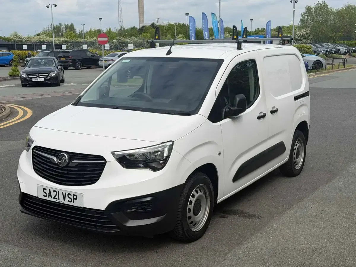 Second-hand Vauxhall Combo 100 CP (73 kW) 2021 Alb Monovolum