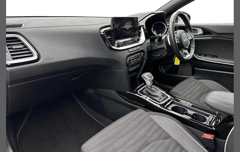 Usado Kia Ceed GT-Line 138 HP (101 kW) 2025 Cinzento Citadino