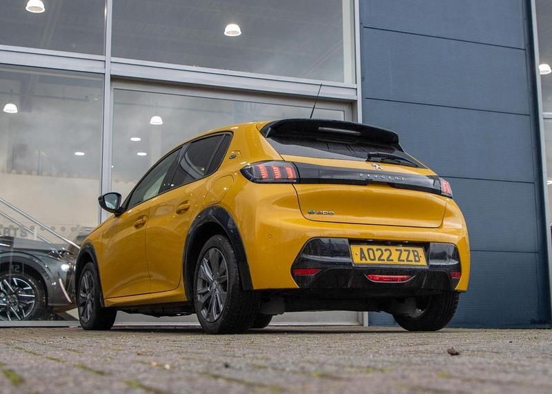 Used Peugeot e-208 Allure Premium 98 kW (134 HP) 2022 Yellow Hatchback