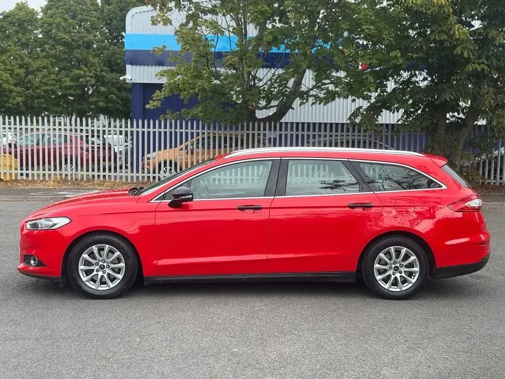 Used Ford Mondeo Zetec 120 HP (88 kW) 2015 Red Estate