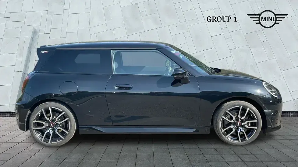 Used Mini Cooper SE Sport 158 kW (215 HP) 2024 Black Hatchback