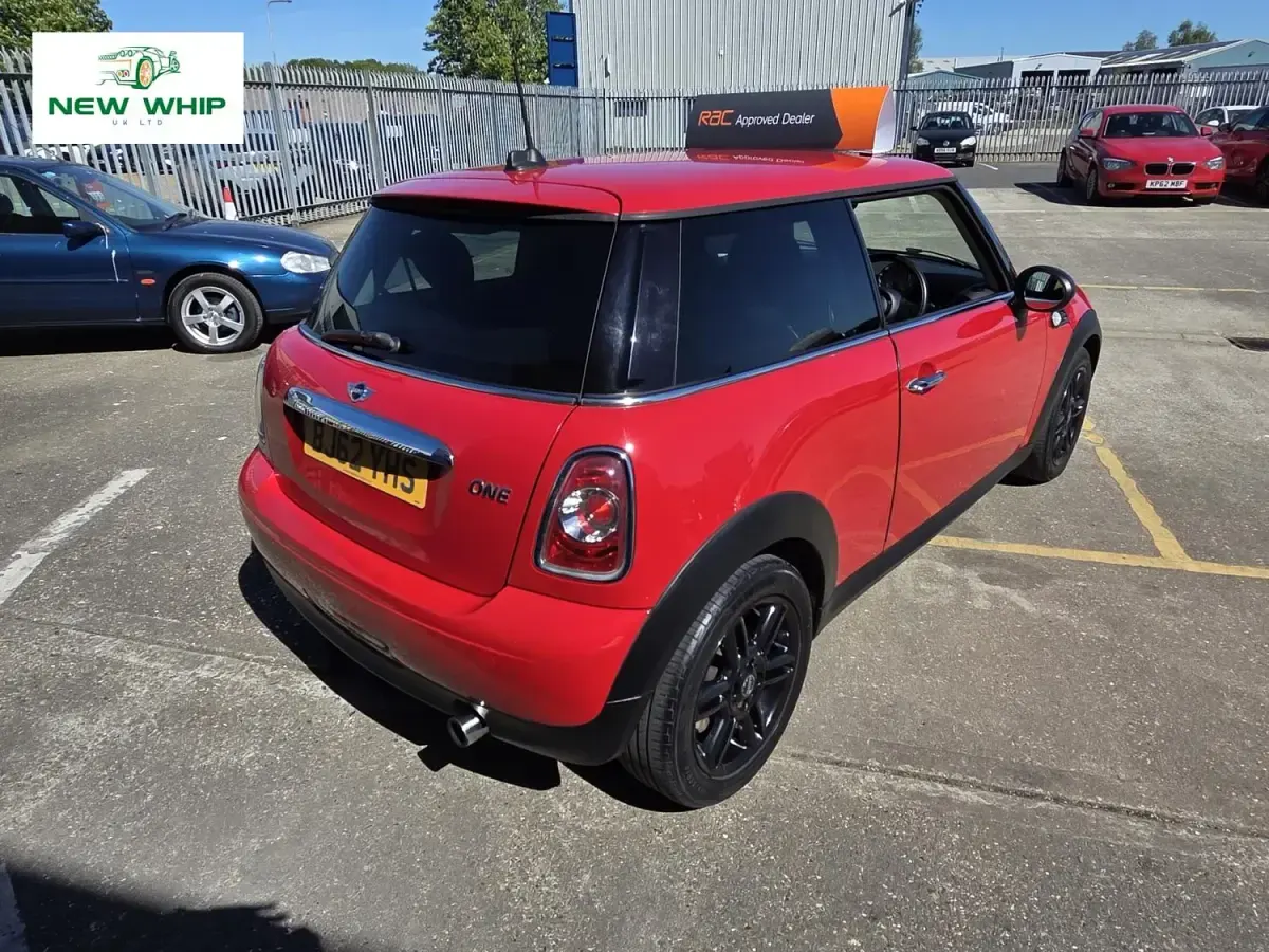 Begagnad Mini ONE Hatch 98 HK (72 kW) 2012 Röd Halvkombi