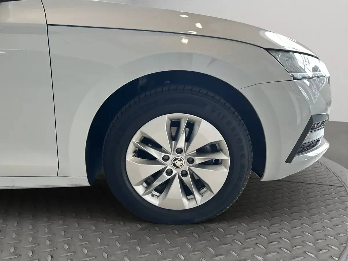 Used Skoda Octavia SE Technology 116 HP (85 kW) 2023 White Estate