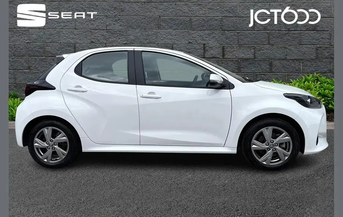 Used Toyota Yaris 113 HP (83 kW) 2025 White Hatchback