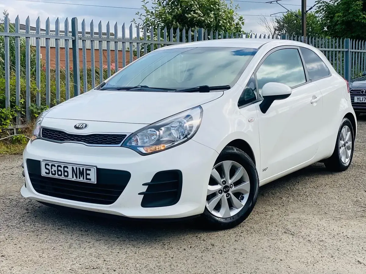 Used Kia Rio 84 HP (61 kW) 2016 White Hatchback