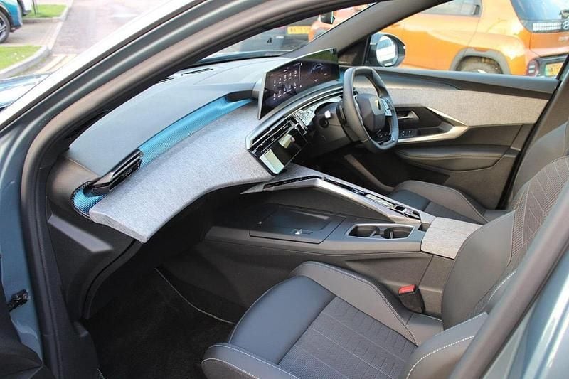 Blue Used 2025 Peugeot e-3008 GT SUV | £29,469 (Good price) - Image 1/4