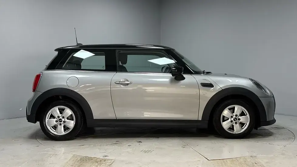 Usado Mini Cooper Classic 134 CV (98 kW) 2023 Plateado Utilitario
