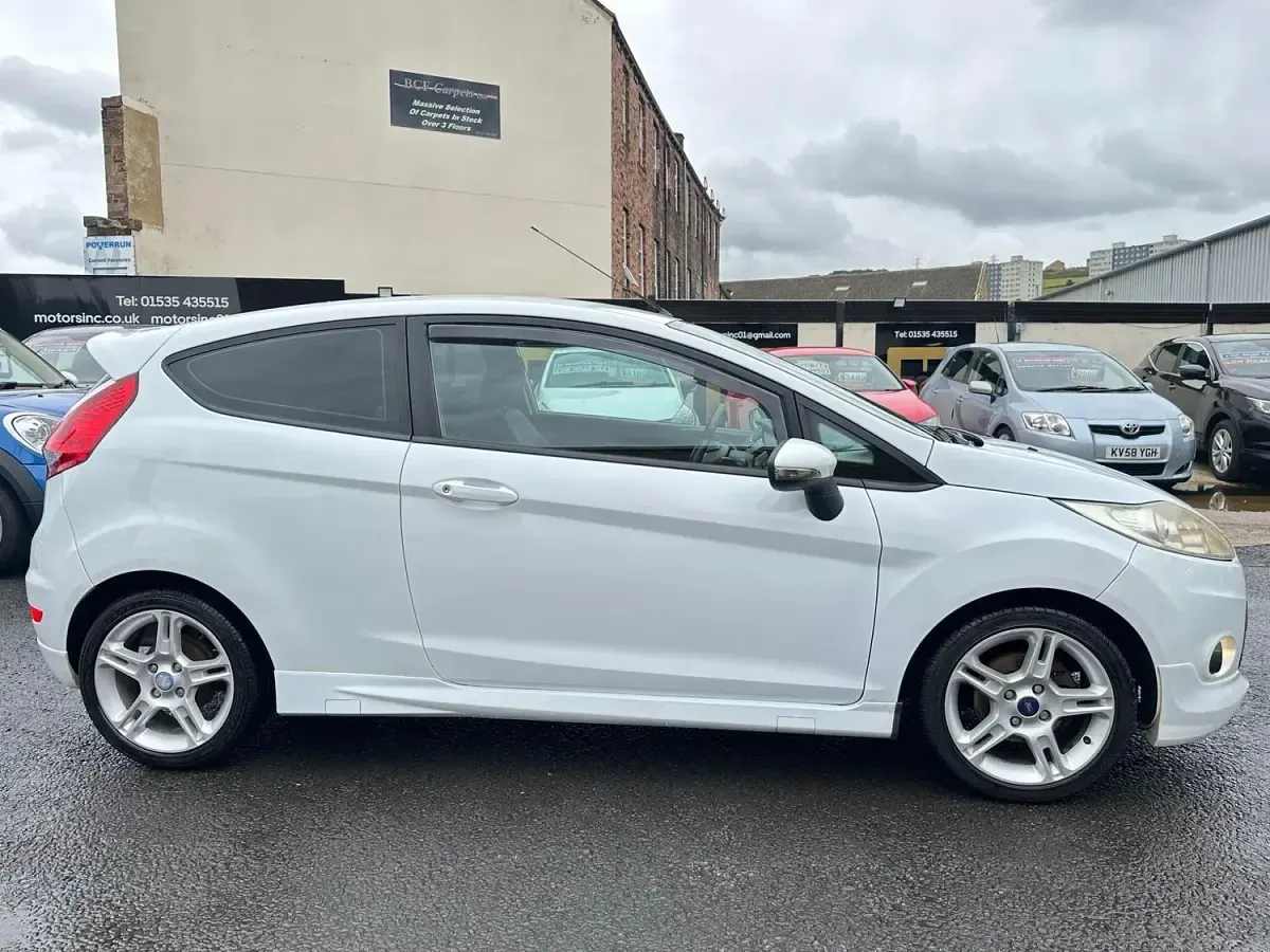 Used Ford Fiesta Zetec 2010 White Hatchback
