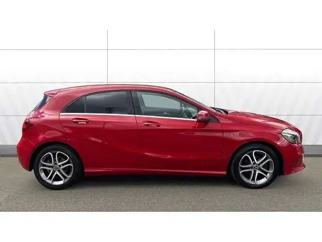 Usado Mercedes A180 Sport Edition 109 HP (80 kW) 2018 Vermelho Citadino