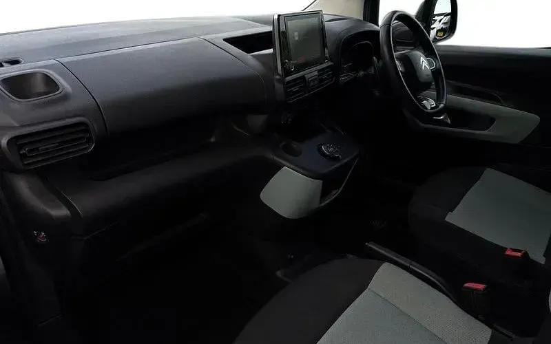 Używany Citroën Berlingo Feel 131 KM (96 kW) 2023 Minivan
