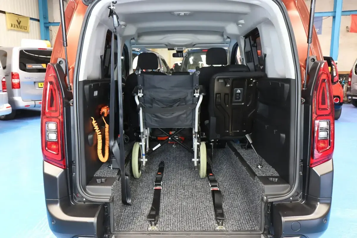 Used Citroën Berlingo Feel 110 HP (80 kW) 2022 Gold MPV