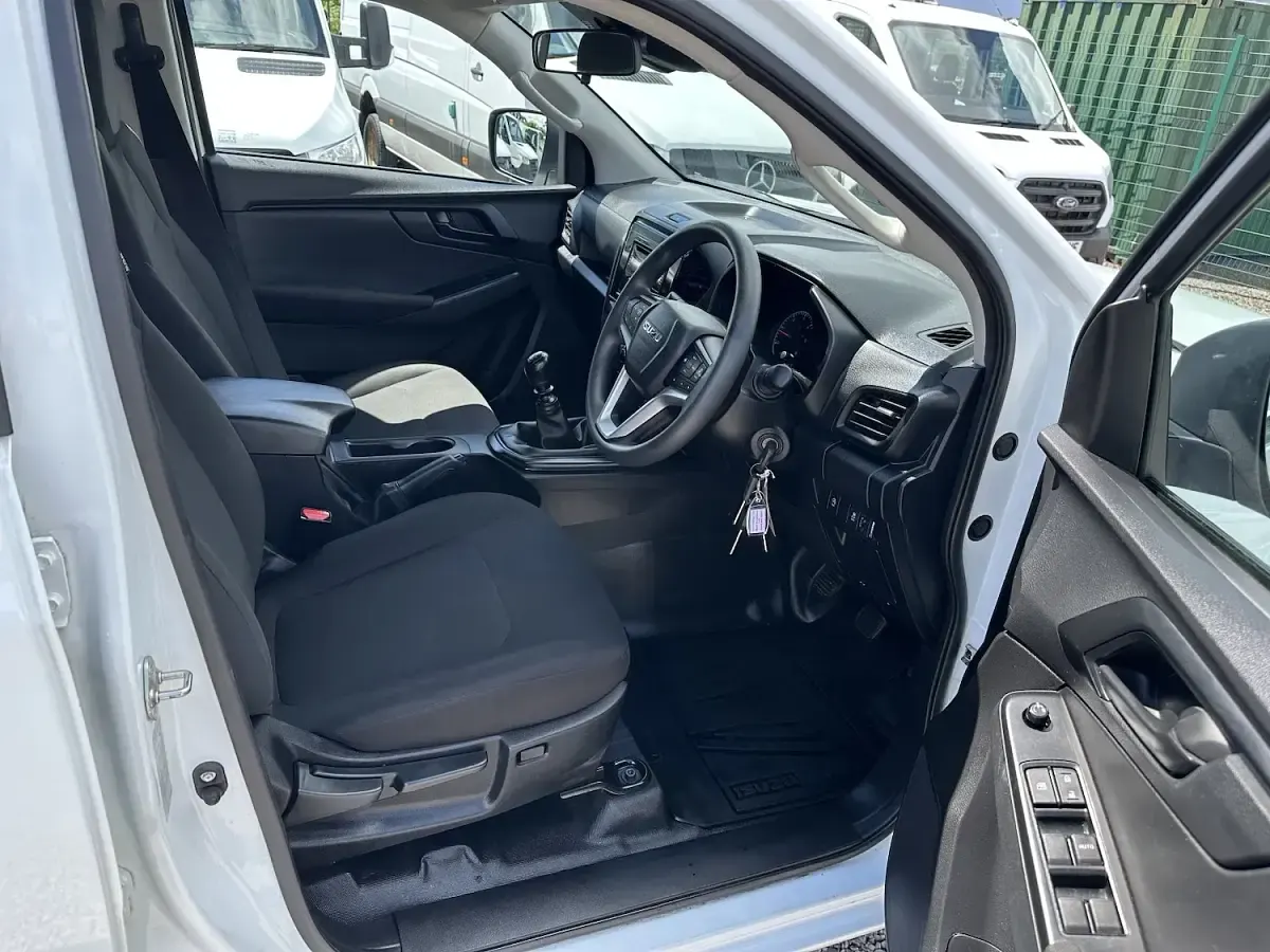 Used Isuzu D-Max 164 HP (120 kW) 2024 White Pickup