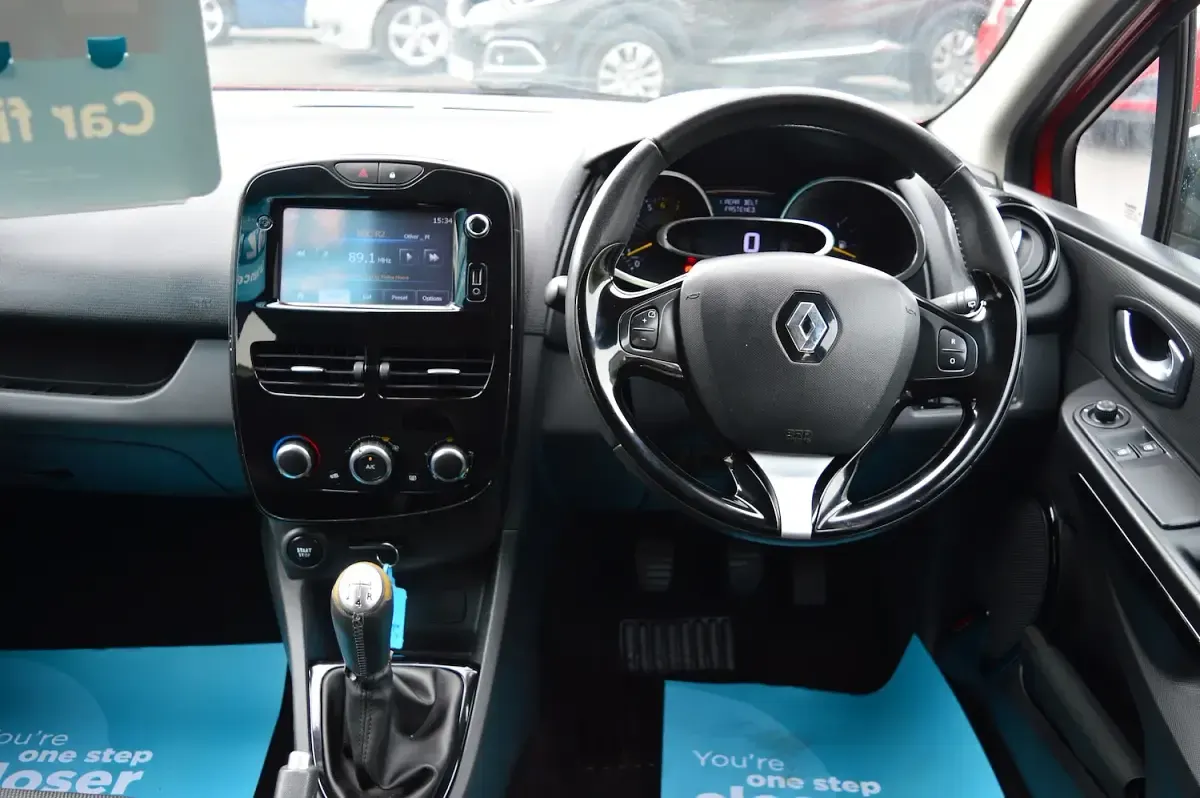 Used Renault Clio Dynamique 75 HP (55 kW) 2015 Red Hatchback