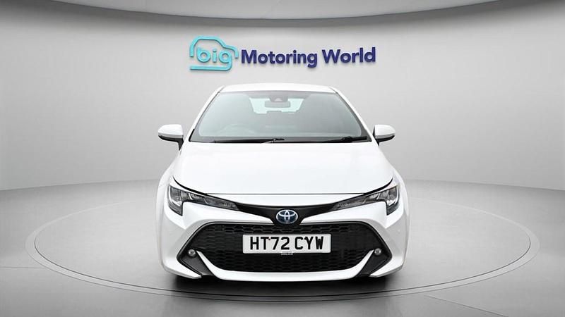 Used Toyota Corolla 122 HP (89 kW) 2023 White Hatchback