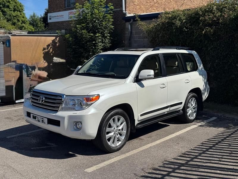 Used Toyota Land Cruiser 268 HP (197 kW) 2014 White Estate