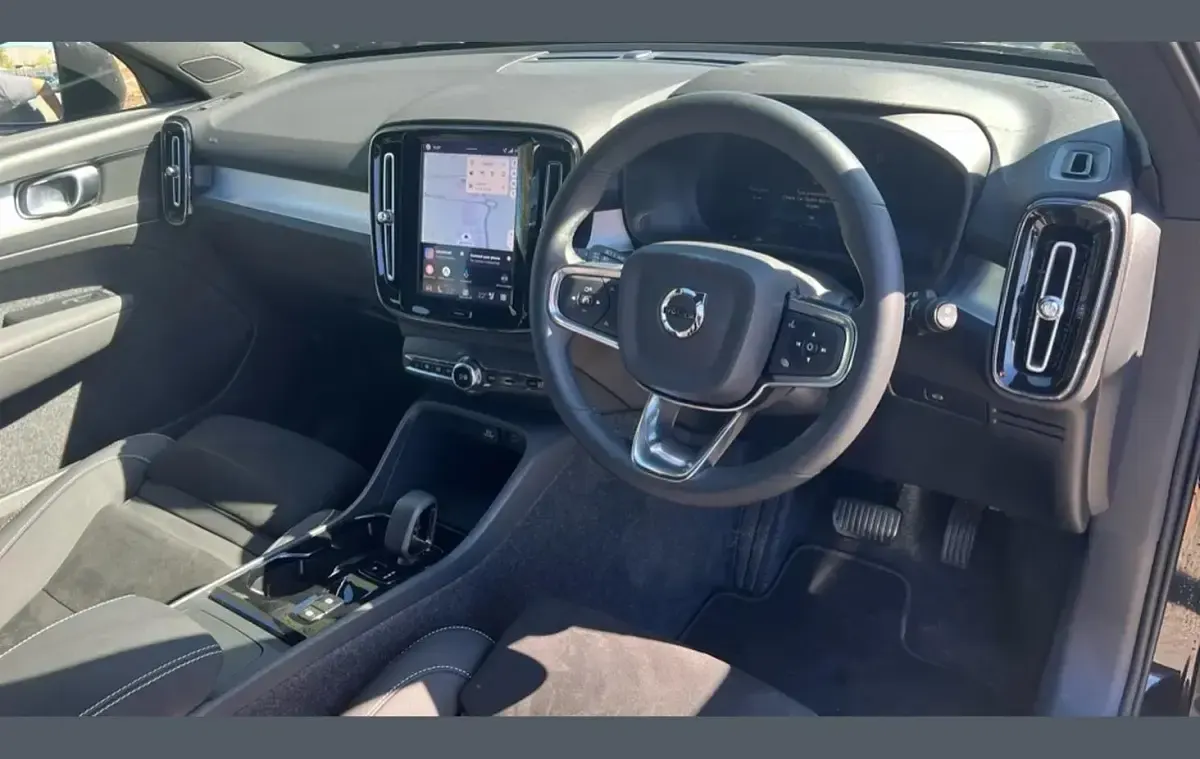 Usado Volvo XC40 Plus 194 HP (142 kW) 2025 Preto SUV