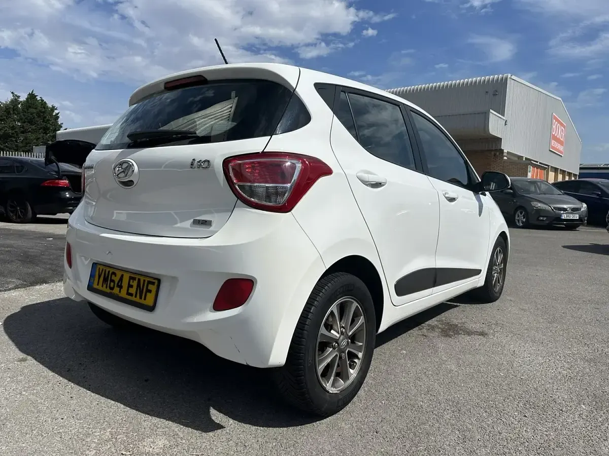 Used Hyundai i10 Premium 87 HP (63 kW) 2015 White Hatchback