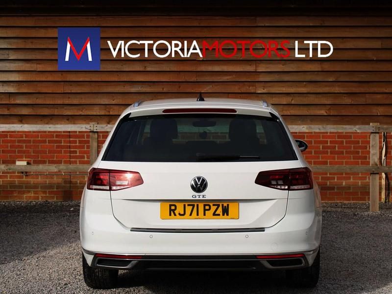 Used VW Passat GTE 218 HP (160 kW) 2021 White Estate