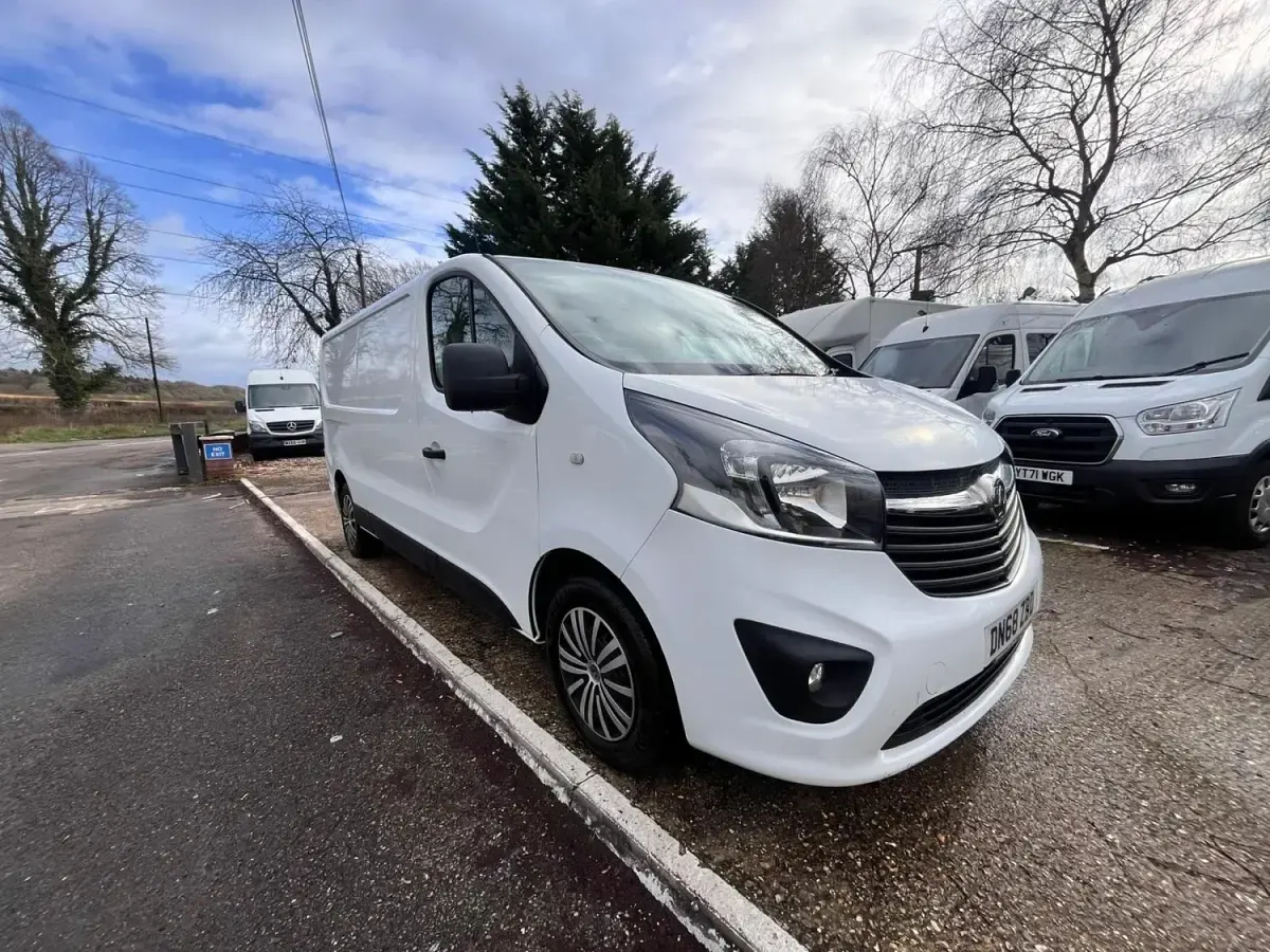Usado Vauxhall Vivaro Sportive 120 HP (88 kW) 2018 Branco Monovolume