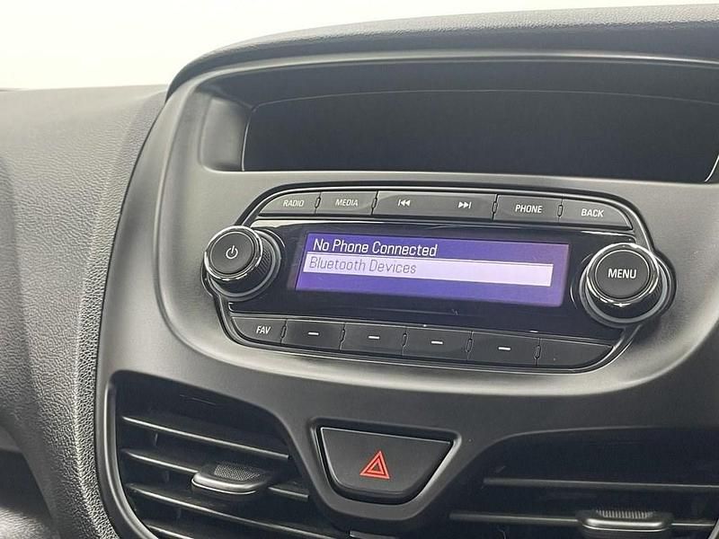 Used Vauxhall Viva 75 HP (55 kW) 2016 White Hatchback