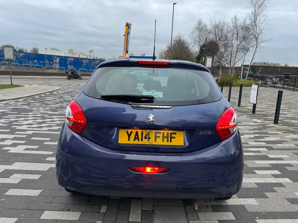 Used Peugeot 208 Active 115 HP (84 kW) 2014 Blue Hatchback