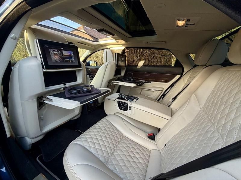 Usado Jaguar XJ 300 HP (220 kW) 2016 Azul Sedan