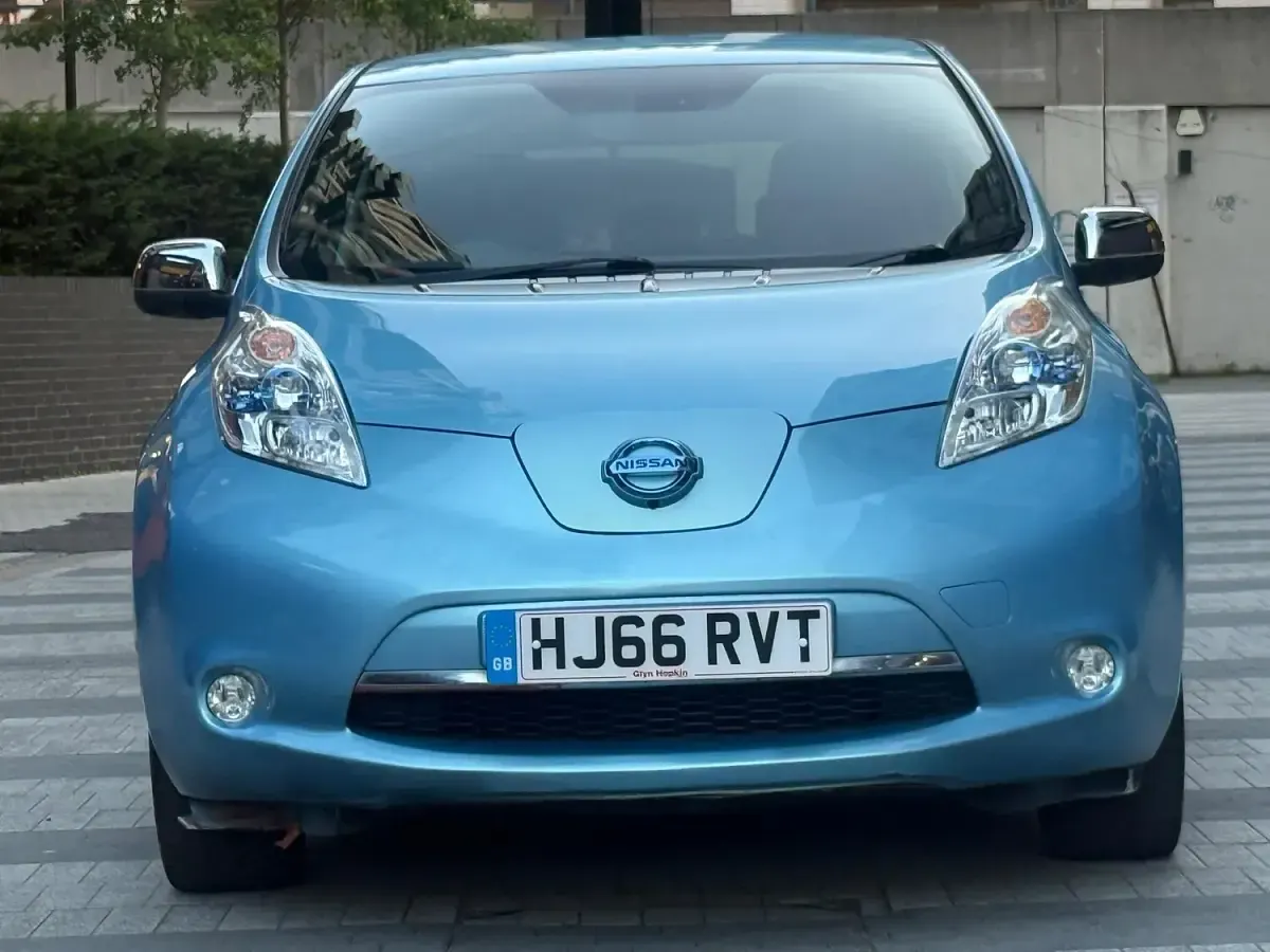 Used Nissan Leaf Tekna 80 kW (109 HP) 2016 Blue Hatchback