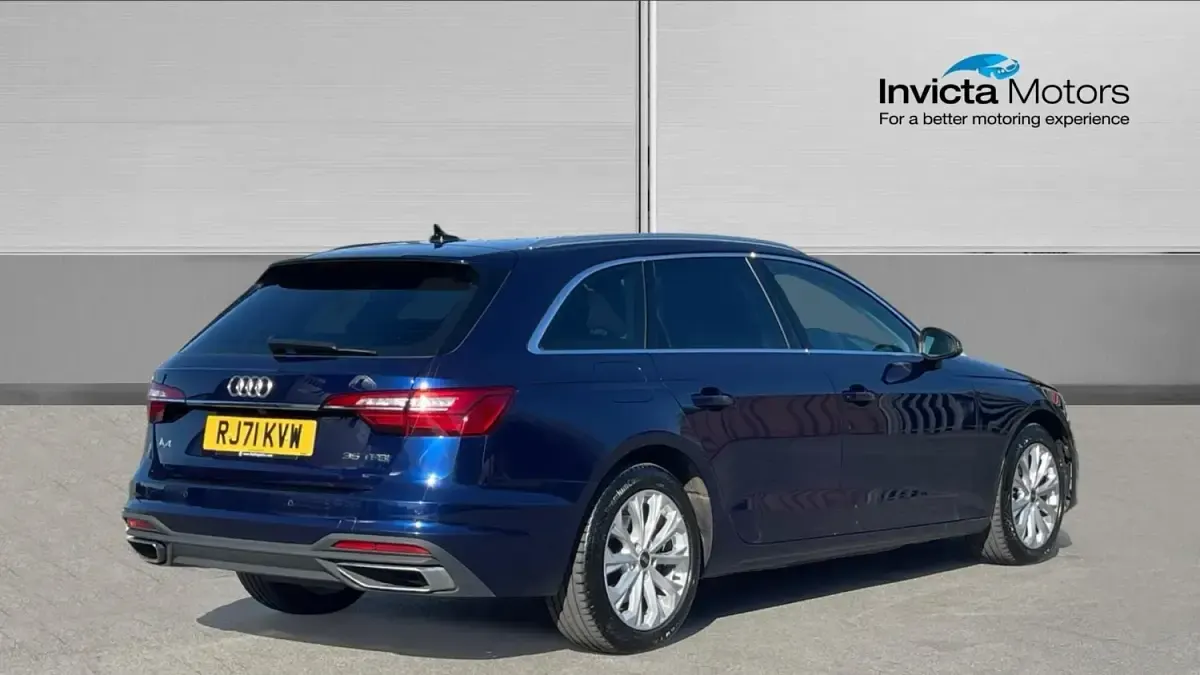 Usado Audi A4 Comfort 150 CV (110 kW) 2022 Azul Familiar