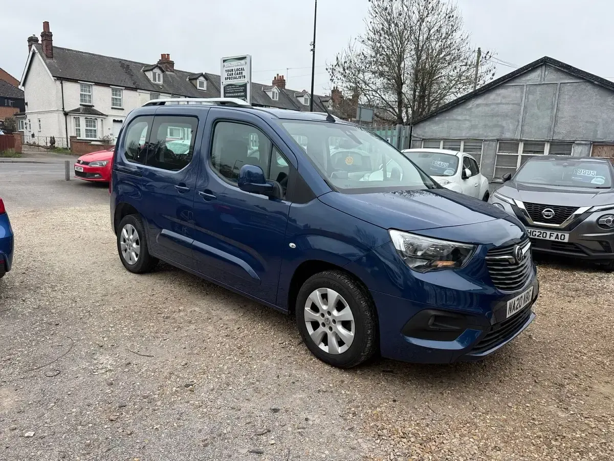 Begagnad Vauxhall Combo S 110 HK (80 kW) 2020 Blå Minibuss