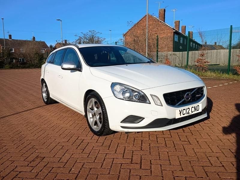 Used Volvo V60 R-Design 115 HP (84 kW) 2012 White Estate