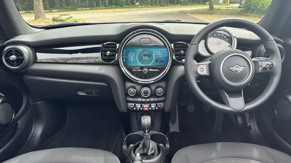 Usado Mini Cooper Classic 134 HP (98 kW) 2022 Verde Citadino