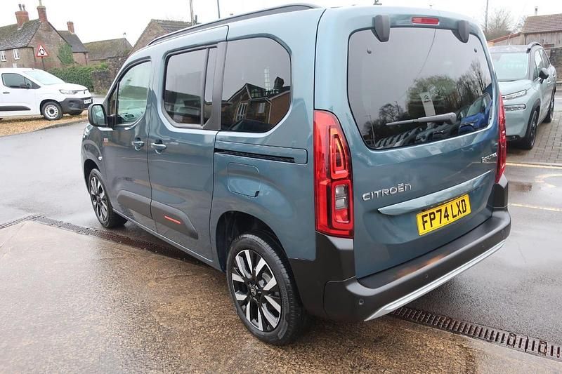 Begagnad Citroën Berlingo 128 HK (94 kW) 2024 Blå Minibuss