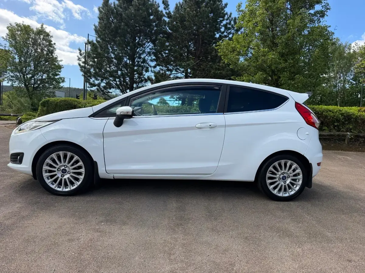 Używany Ford Fiesta Titanium 95 KM (69 kW) 2014 Biały Hatchback