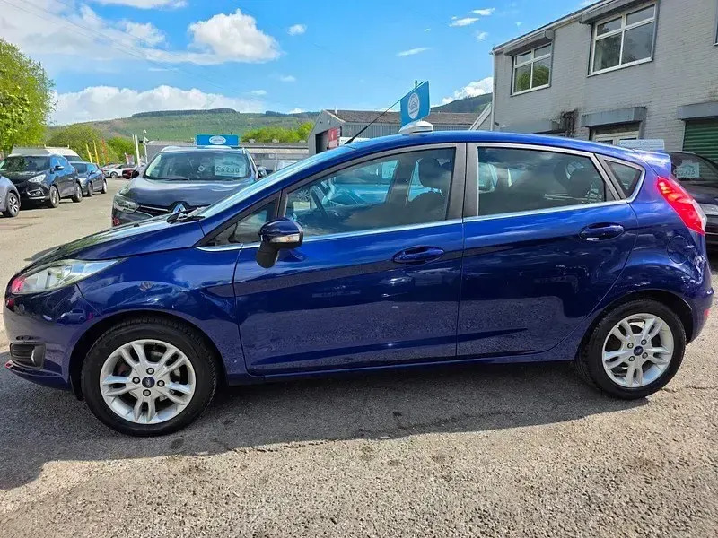 Begagnad Ford Fiesta Zetec 2014 Blå Halvkombi