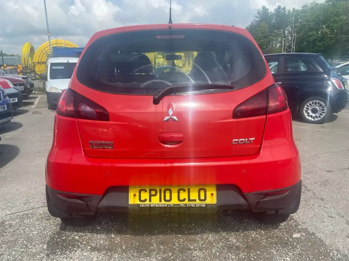 Begagnad Mitsubishi Colt 95 HK (69 kW) 2010 Röd Halvkombi
