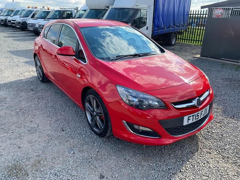 Used Vauxhall Astra SRi 140 HP (102 kW) 2015 Red Hatchback