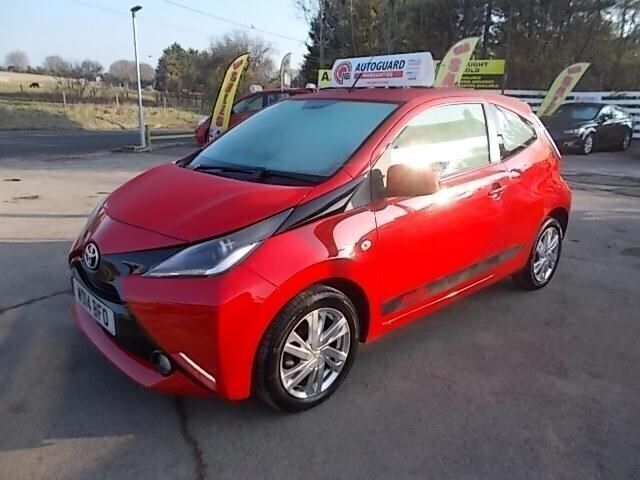 Red Used 2014 Toyota Aygo x-press Hatchback | £5,495 (Expensive) - Image 1/4