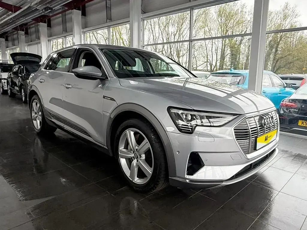 Używany Audi e-tron Advanced 230 kW (313 KM) 2020 Srebrny SUV