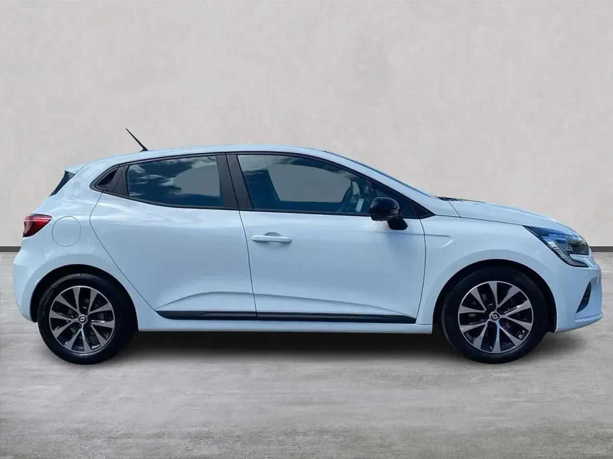 Used Renault Clio V Evolution 145 HP (106 kW) 2023 White Hatchback