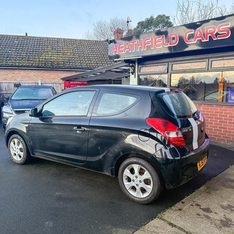 Used Hyundai i20 Comfort 77 HP (56 kW) 2011 Black Hatchback