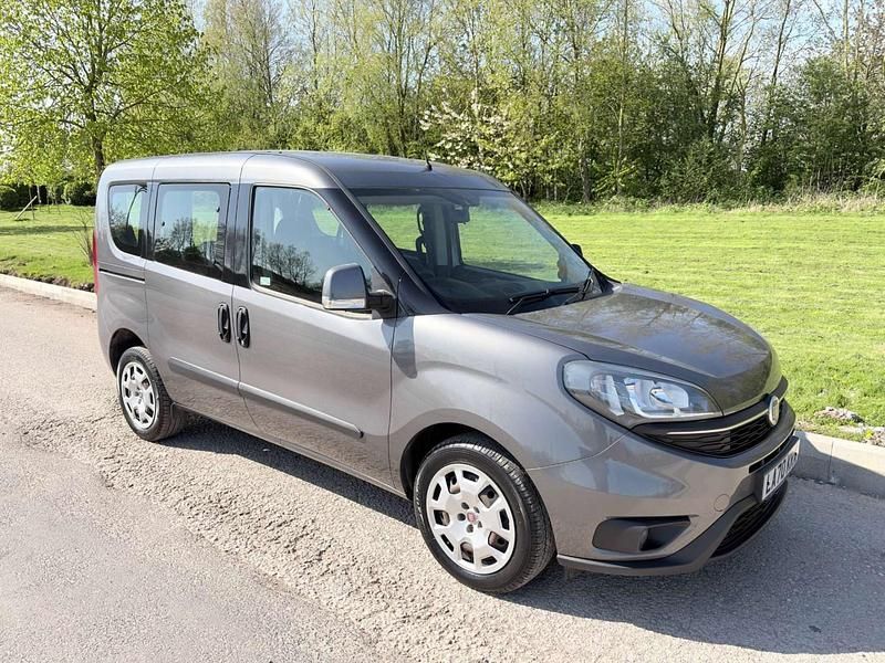 Begagnad Fiat Doblò S 2021 Grå Minibuss