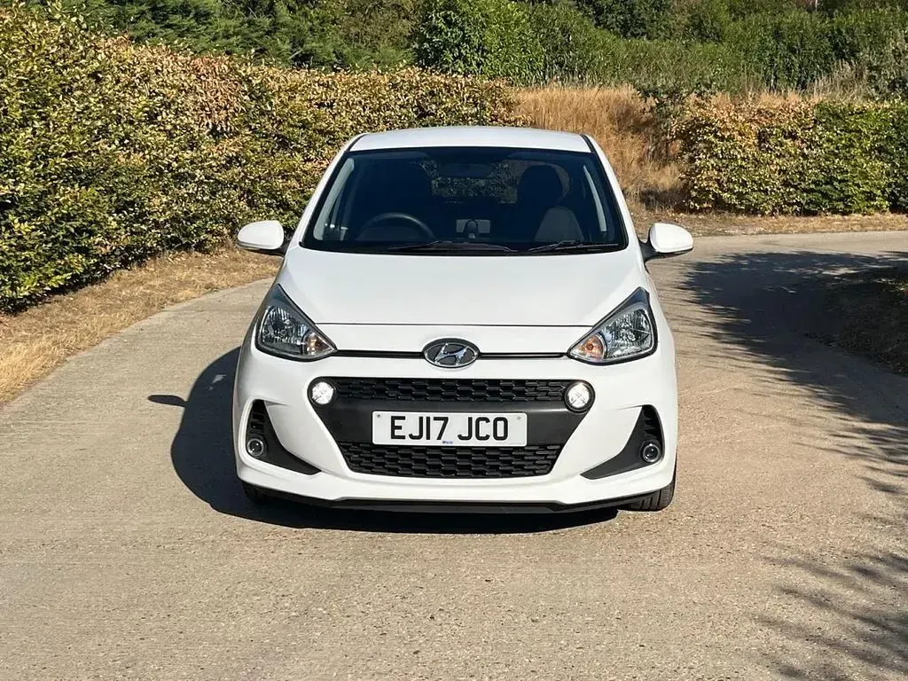 Used Hyundai i10 Premium 87 HP (63 kW) 2017 White Hatchback
