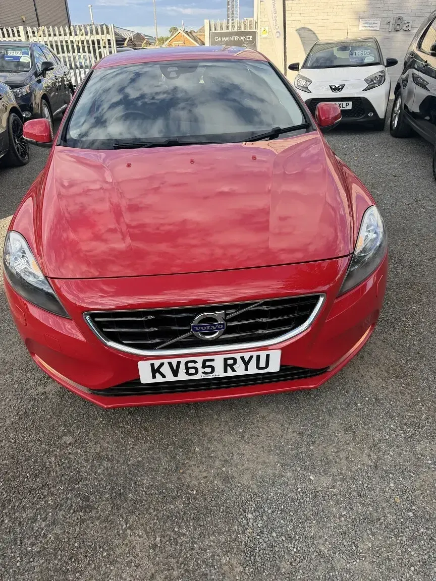 Used Volvo V40 SE 120 HP (88 kW) 2015 Red Hatchback