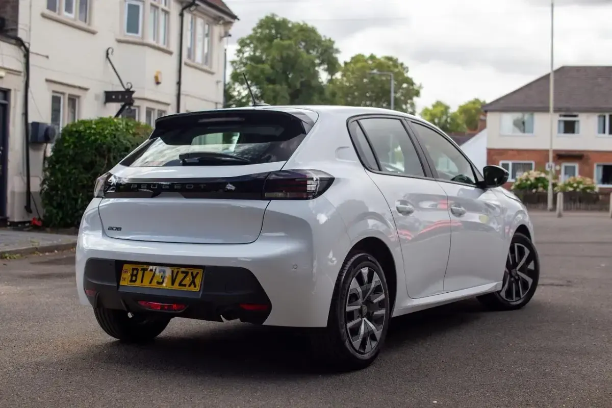 Used Peugeot 208 Active 74 HP (54 kW) 2024 White Hatchback