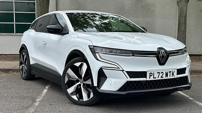 Begagnad Renault Megane E-Tech Techno 160 kW (218 HK) 2023 Vit Halvkombi