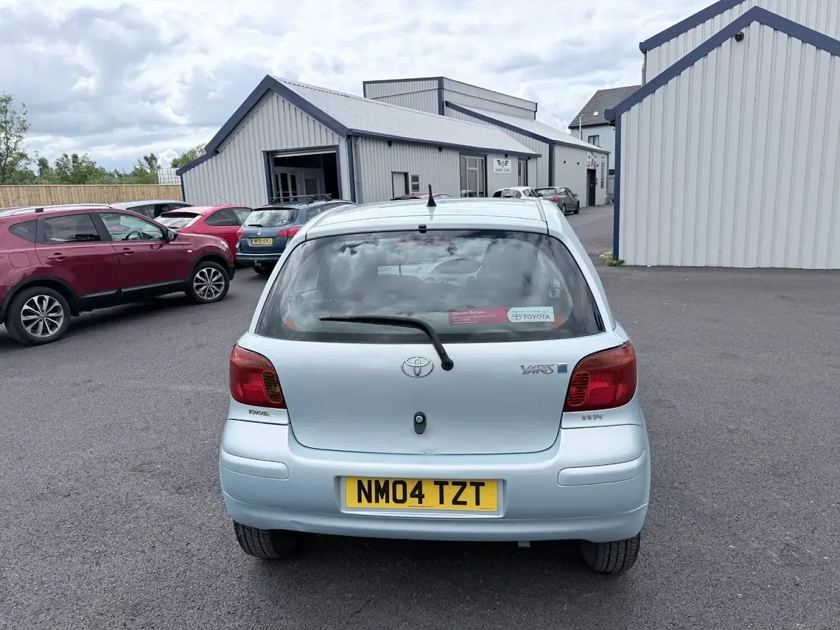 Used Toyota Yaris 65 HP (47 kW) 2004 Silver Hatchback